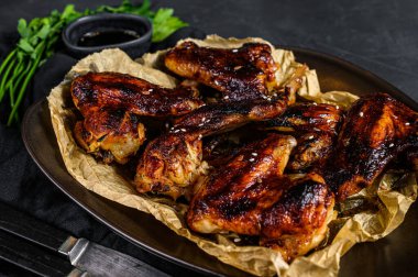 Tavuk kanadı. Çiftlik organik kümes hayvanları. Üst Manzara. Siyah arkaplan