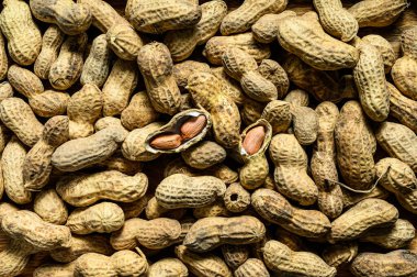 Kabukta çiğ fıstık var. Organik yer fıstığı. Siyah arka plan. Yukarıdan görünüşü