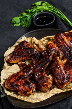 Bal soslu kızarmış tavuk kanadı. Çiftlik organik eti. Üst Manzara. Siyah arkaplan