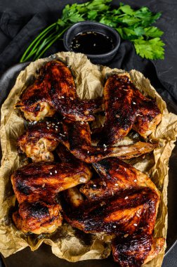 Barbekü tavuk kanadı. Çiftlik organik kümes hayvanları. Üst Manzara. Siyah arkaplan