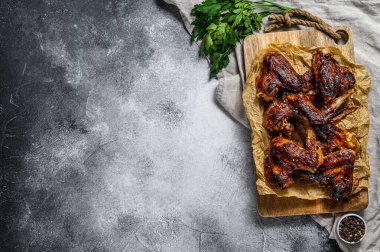 Barbekü tavuk kanadı. Çiftlik organik eti. Üst Manzara. Gri arka plan. Metin için boşluk