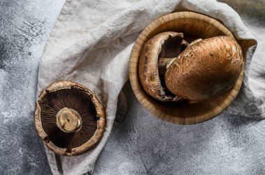 Çiğ Portobello mantarı. Çiftlik organik gıdalar. Gri arka plan. Üst görünüm