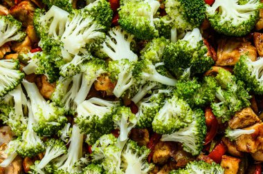 Tavada kök sebzeli fırında hindi göğsü. Karanlık arka plan. Üst görünüm.