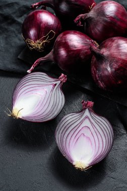 Kırmızı soğan, yarım soğan. Siyah arka plan. Üst görünüm.