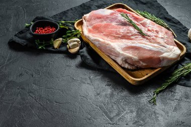 Taze domuz pirzolası. Baharatlı çiğ et. Siyah arka plan. Üst Manzara. Metin için boşluk