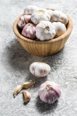 Sarımsak karanfili ve soğan antika ahşap kasede. Gri arka plan. Üst görünüm