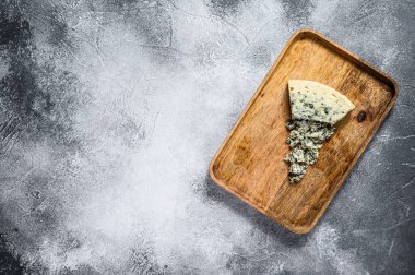 Köy ahşap arka planda küflü Gorgonzola peyniri. Küf peyniri. Metin için boşluk