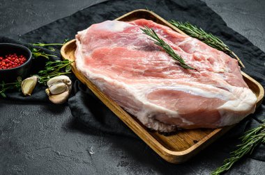 Taze domuz pirzolası. Baharatlı çiğ et. Arka bacak bifteği. Siyah arka plan. Üst görünüm