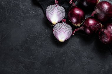 Kırmızı soğan, yarım soğan. Siyah arka plan. Üst Manzara. Metin için boşluk