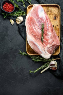 Taze domuz pirzolası. Baharatlı çiğ et. Omuz kısmı, siyah arka plan. Üst görünüm