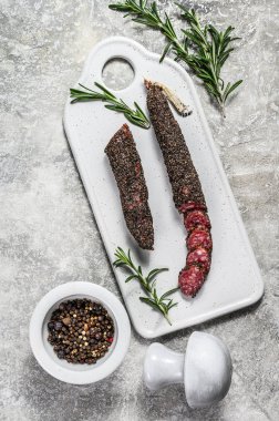 Sosis, Fuet, dilimlenmiş sosis. Domuz sosisi. Gri arka plan. Üst görünüm