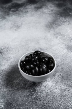 Tohumsuz siyah zeytin. Gri arka plan. Üst Manzara. Metin için boşluk