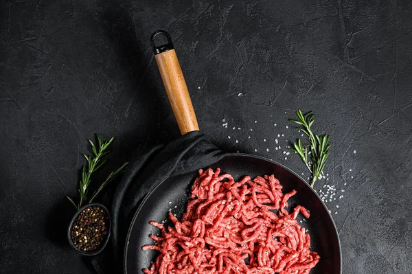 Daging sapi marmer mentah dalam wajan. Latar belakang hitam Pemandangan bagus. Ruang untuk teks — Stok Foto