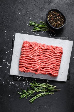 Çiğ mermer biftek. Siyah arka plan. Üst görünüm