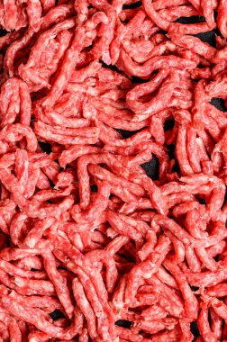 Tavadaki kıymalı bifteğin dokusu. Çiftlik organik eti. Siyah arka plan. Üst Manzara. Metin için boşluk