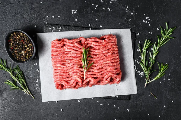 Kıymalı mermer biftek. Siyah arka plan. Üst Manzara. Metin için boşluk