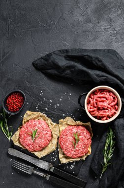 Çiğ et köfteleri. Köfteler pişmeye hazır. Barbekü partisi. Çiftlik organik eti. Siyah arka plan. Üst Manzara. Metin için boşluk