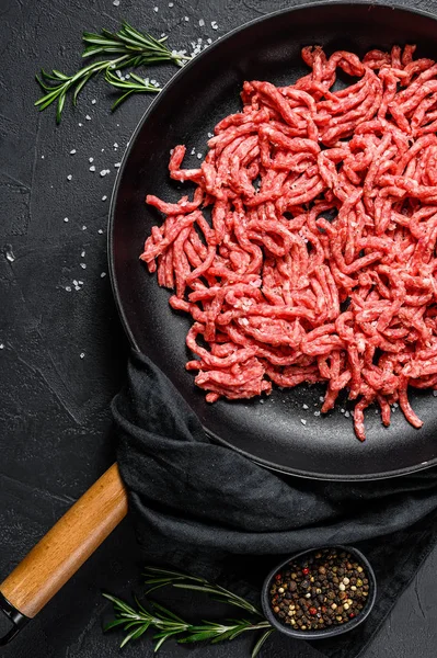 Mince. Ground meat with ingredients for cooking. Black background. Top view — Stock Photo, Image