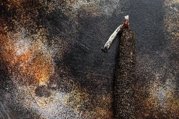 Fuet, Salame. Salsiccia tradizionale spagnola. Fondo nero. Vista dall'alto. Spazio per testo — Foto Stock