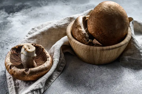 Portobello. Bio-Lebensmittel vom Bauernhof. grauer Hintergrund. Ansicht von oben — Stockfoto