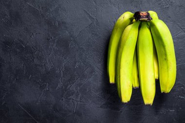 Yeşil muz. Siyah arka plan. Üst Manzara. Metin için boşluk
