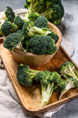 Tahta bir kasede taze brokoli. Gri arka plan. Üst görünüm