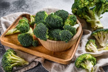 Tahta bir kasede çiğ brokoli. Gri arka plan. Üst görünüm