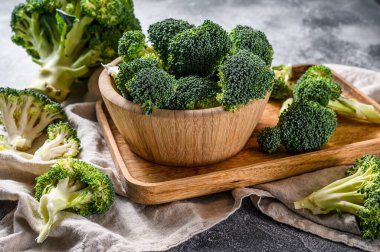 Tahta bir kasede taze brokoli. Gri arka plan. Üst görünüm