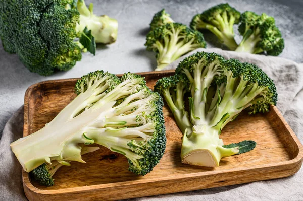 Halves of fresh broccoli in a wooden bowl. Gray background. Top view — Stock Photo, Image