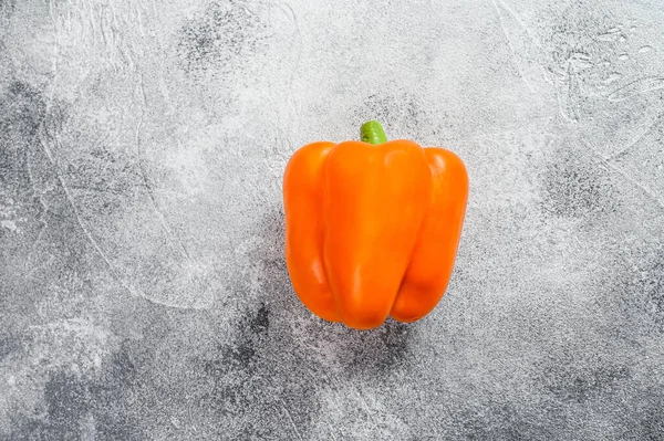 Orange, gelber Paprika. grauer Hintergrund. Ansicht von oben. Raum für Text. — Stockfoto