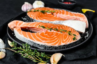 Baharatlı taze somon bifteği. Atlantik balığı. Siyah arka plan. Üst görünüm