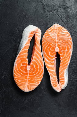 Çiğ somon bifteği. Atlantik balığı. Siyah arka plan. Üst görünüm