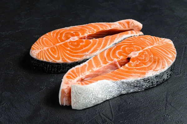 Filete de salmón crudo. Peces atlánticos. Fondo negro. Vista superior —  Fotos de Stock