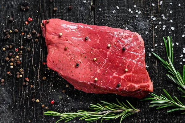 ローストリップのステーキ牛の肉黒の背景トップ表示 — ストック写真