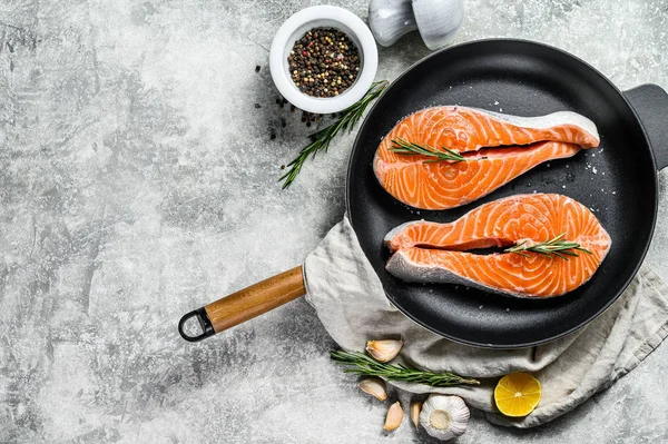 Bistecca di salmone cruda in padella. Pesce sano. Sfondo grigio. Vista dall'alto. Spazio per testo — Foto Stock