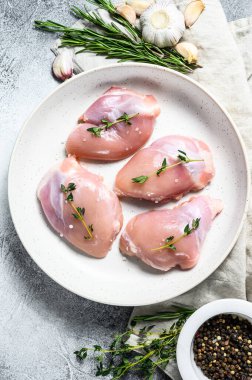 Çiğ tavuk budu fileto. Gri arka plan. Üst görünüm