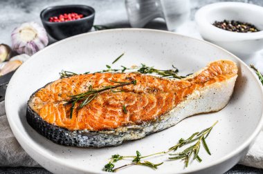 Kızarmış somon bifteği. Sağlıklı deniz ürünleri. Gri arka plan. Üst görünüm