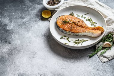 Izgara somon bifteği. Atlantik balığı. Gri arka plan. Üst Manzara. Metin için boşluk