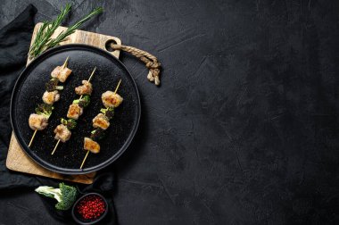 Izgara tavuk göğsü şişleri. Brokoli. Siyah arka plan. Üst Manzara. Metin için boşluk