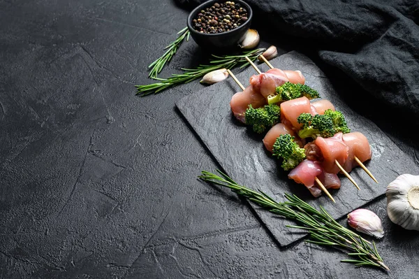 Rohe Hähnchenspieße mit Brokkoli, Grill. schwarzer Hintergrund. Ansicht von oben. Raum für Text — Stockfoto