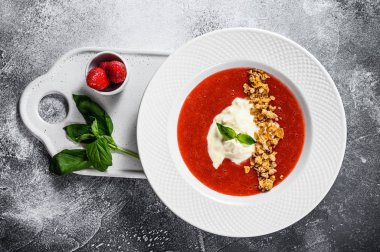 Çilekli püre ve Buffalo mozzarella. Gri arka plan. Nefis İtalyan tatlıları.