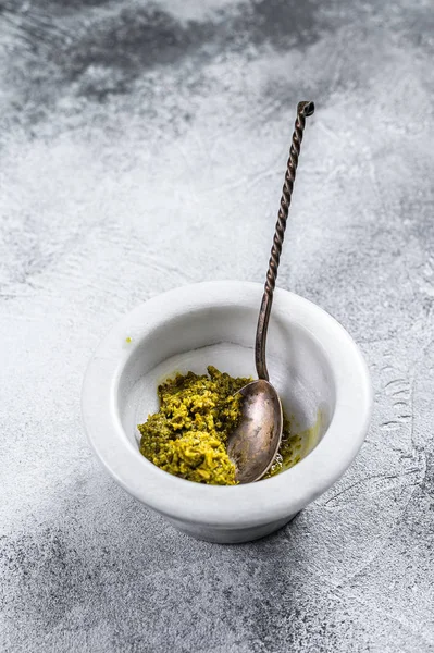 Pesto italiano em argamassa de mármore. Espaço para SMS. Fundo cinzento — Fotografia de Stock