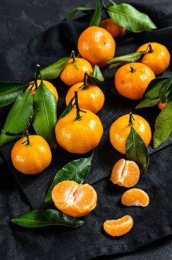 Mandalina, yapraklı mandalina. Siyah arka plan. Üst görünüm