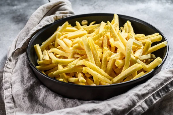 French fries in a frying pan. Gray background. Top view — Stock Photo, Image