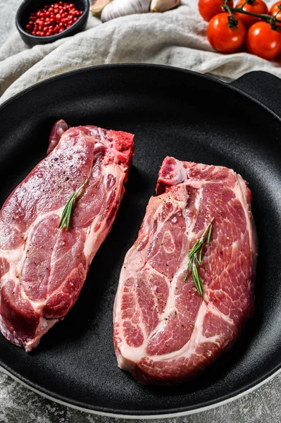 Bife cru de porco numa frigideira. Carne de quinta marmorizada. Fundo cinzento. Vista superior — Fotografia de Stock