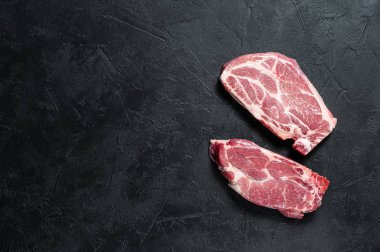 Kemiklerde çiğ domuz eti. Izgara et. Siyah arka plan. Üst Manzara. Metin için boşluk