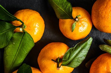 Mandalina, yapraklı mandalina. Siyah arka plan. Üst görünüm