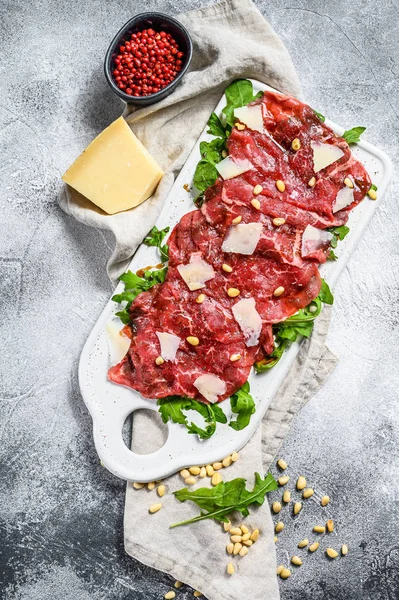 Carpaccio de ternera de mármol. Carne cruda Angus negro. Fondo gris. Vista superior — Foto de Stock