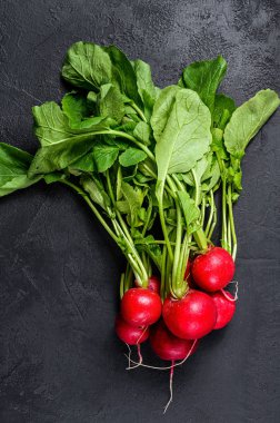 Büyük bir demet taze turp. Siyah arka plan. Üst görünüm