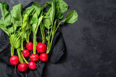 Büyük bir demet taze turp. Siyah arka plan. Üst görünüm